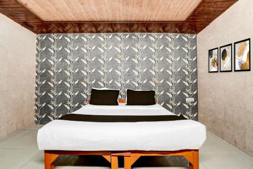 Postel nebo postele na pokoji v ubytování Hotel O Hindon Airport Ghaziabad