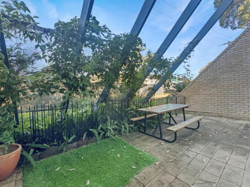 Κήπος έξω από το 'Broulee Break' -2-Bed Beach House with Games Room