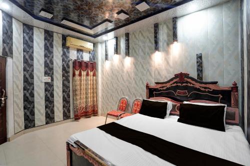 Voodi või voodid majutusasutuse Hotel O Sultanpur Railway Junction Formerly Sanskar Marriage Lawan toas