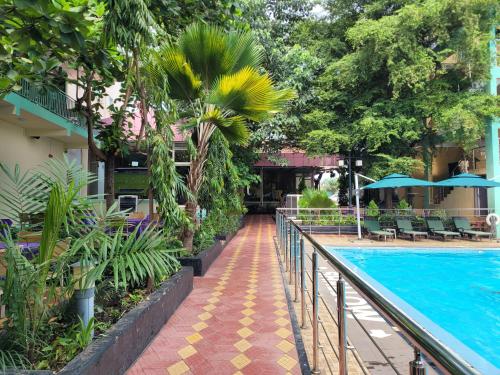 una pasarela junto a una piscina junto a un edificio en Glory Regency Hotel, en Yuba