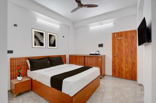 Un dormitorio con una cama y un televisor. en Collection O Kanifnath Trek Pune, en Jadhavwadi