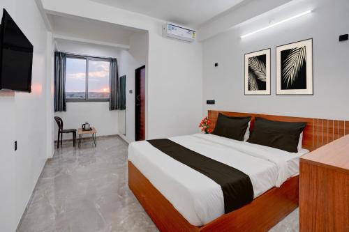 Un dormitorio con una cama grande y un televisor. en Collection O Kanifnath Trek Pune, en Jadhavwadi