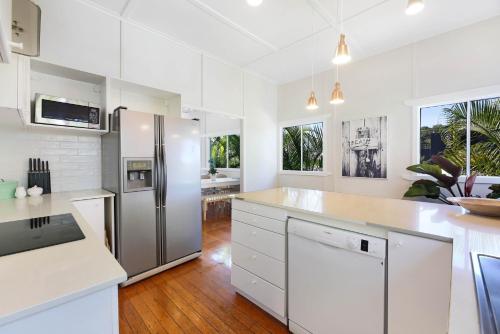 Kuchyň nebo kuchyňský kout v ubytování 2-Bed Beach House in Burleigh Heads Amidst Nature