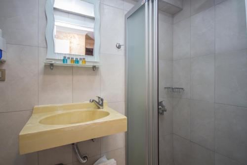 Bilik mandi di Hotel Bestur