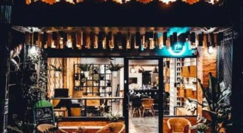 Um restaurante ou outro lugar para comer em poonpun poshtel