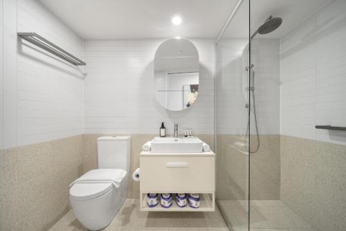 Et badeværelse på Sleek Inner-City 2-Bed with Swimming Pool & BBQ