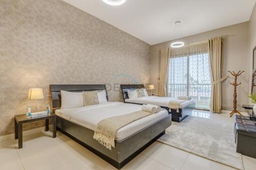 Postel nebo postele na pokoji v ubytování Exquisite 2BR Seafront Haven with Resort Lifestyle and Panoramic Sea Views, Near Faqiat Beach and Campsite, Mina Al Fajer D, Fujairah by Deluxe Holiday Homes