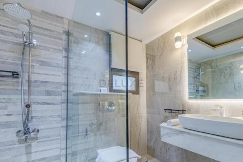 Koupelna v ubytování Exquisite 2BR Seafront Haven with Resort Lifestyle and Panoramic Sea Views, Near Faqiat Beach and Campsite, Mina Al Fajer D, Fujairah by Deluxe Holiday Homes