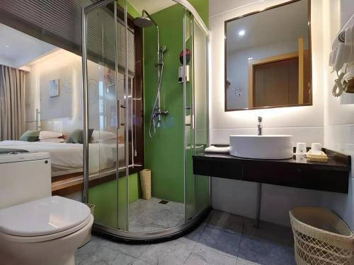 ein Badezimmer mit Dusche, Toilette und Waschbecken in der Unterkunft GreenTree Inn Shangrao Yueliangwan Automobile City in Shangrao County