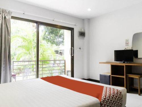 une chambre avec un lit et une grande fenêtre dans l'établissement OYO 567 U Residence, à Ban Lamai