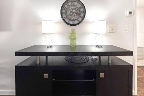 Golf and Tennis Community - Peaceful Pond Paradise - Pet friendly في ويسلي شابل: مكتب به مصباحان وساعة على الحائط