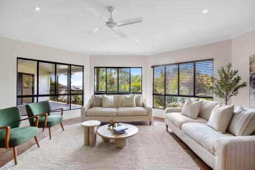 Χώρος καθιστικού στο Beachside 4-Bed Retreat with Study Nook & Views