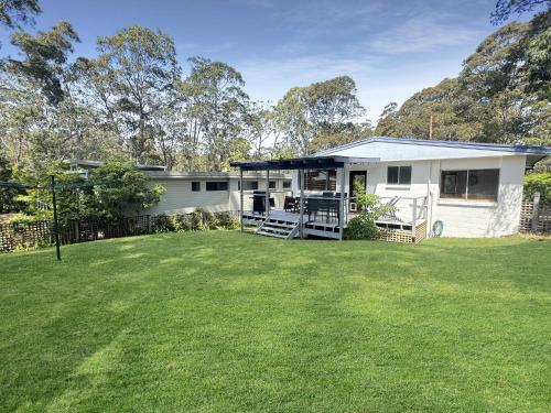 Κήπος έξω από το Pet-Friendly 2-Bed Beach House with Garden & BBQ