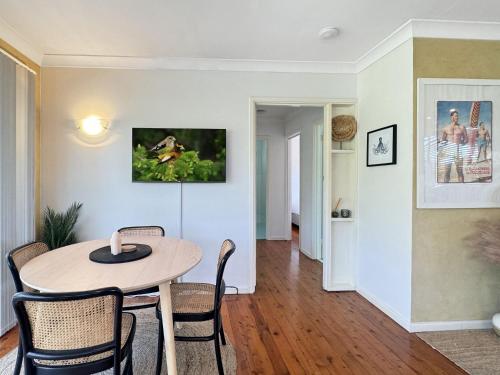 a living room with a table and chairs at Pet-Friendly 2-Bed Beach House with Garden & BBQ in Surf Beach
