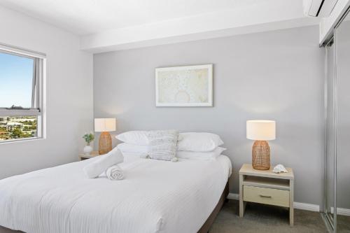 Postel nebo postele na pokoji v ubytování Seaside Escape with Pool, Balcony and Views