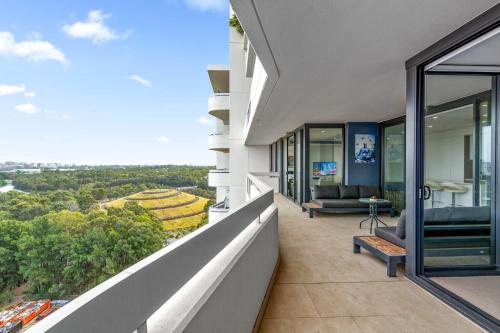 a balcony of a building with a view at Luxe 2-Bed: Modern Interiors Balcony & BBQ Area in Sydney
