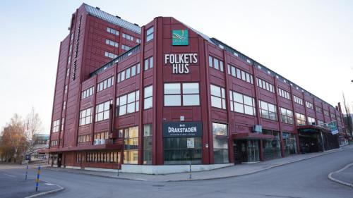 un gran edificio rojo con muchas ventanas en Quality Hotel Sundsvall, en Sundsvall