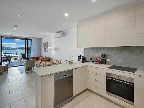 Η κουζίνα ή μικρή κουζίνα στο Joy at Ohana: Balcony & Pool Overlooking the Bay