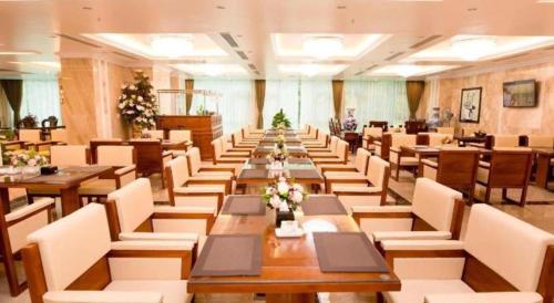 une grande salle à manger avec tables et chaises dans l'établissement Lakeside Hotel Nam Dinh, à Vạn Thệp