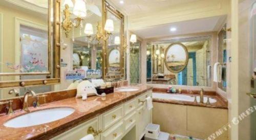une salle de bain avec deux lavabos et un grand miroir dans l'établissement Wyndham Grand Plaza Royale Resort Nanjing, à Lishui