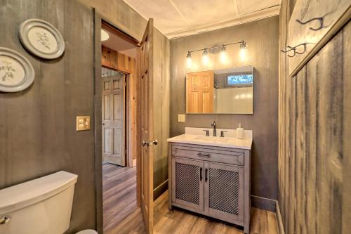 une salle de bain avec un lavabo et des toilettes dans l'établissement The Spotted Owl, à Highlands