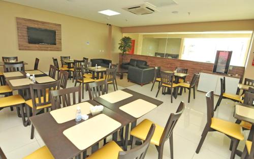 ベレンにあるHoliday Inn Express Belem Ananindeua by IHGのダイニングルーム(テーブル、椅子付)