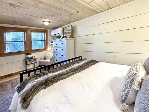 un dormitorio con una cama en una habitación en 1930's Highlands Hideaway, en Highlands