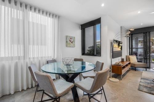 Χώρος καθιστικού στο Coastal Bliss: 3-Bedroom Retreat with Pool