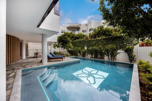 Πισίνα στο ή κοντά στο Coastal Bliss: 3-Bedroom Retreat with Pool