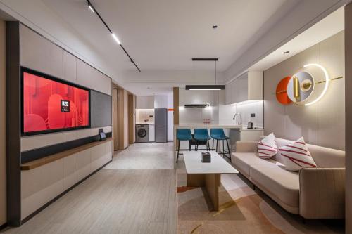 武汉武汉江汉路丽芮酒店的客厅里有一张沙发和一张桌子。