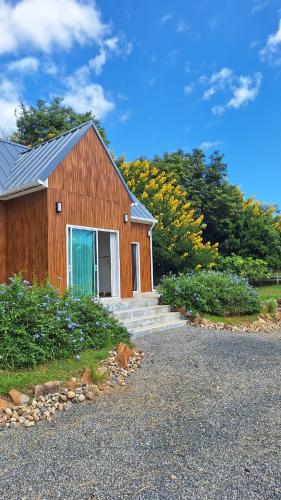 Casa de madera con porche y entrada en Season to table, en Ban Cho Lae