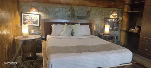 NongpohBamaeri Royal Resort的房间里有一张大床的卧室