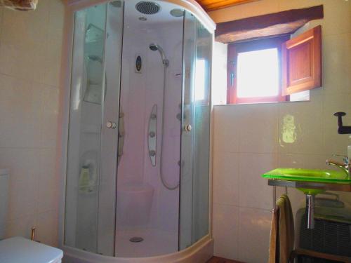 W łazience znajduje się prysznic ze szklaną kabiną prysznicową. w obiekcie El Cerro w mieście La Concha