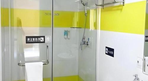 La salle de bains est pourvue d'une douche et d'une cabine de douche en verre. dans l'établissement 7 Days Inn Guiyang Gaicha Avenue Guizhou Institute of Technology, à Guiyang