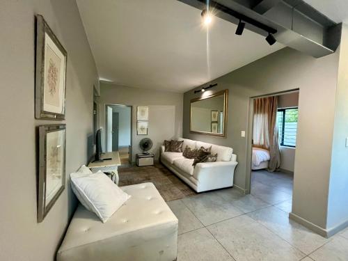 Χώρος καθιστικού στο Stay on Main 2