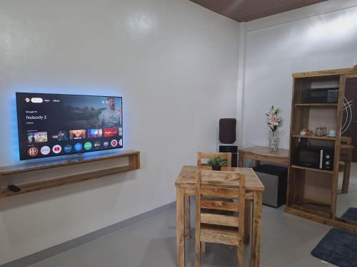 TV a/nebo společenská místnost v ubytování Emman's Guest House