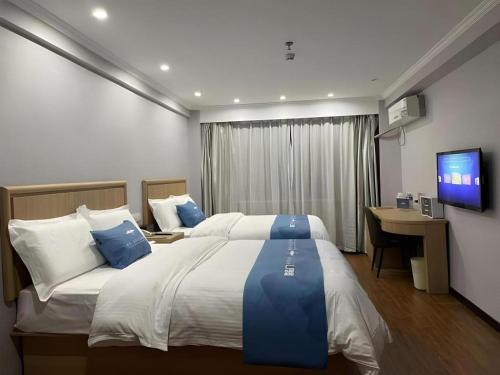 Postel nebo postele na pokoji v ubytování GreenTree Inn Anhui Yaohai District MingGuang Road Bus Station Express Hotel