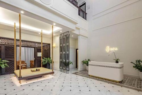 un hall d'entrée avec une baignoire au milieu d'une pièce dans l'établissement Vinpearl Discovery Rockside Nha Trang, à Nha Trang