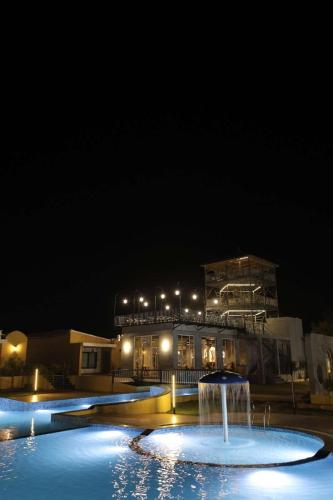 La pileta dentro o cerca de Sai Dhara Resort