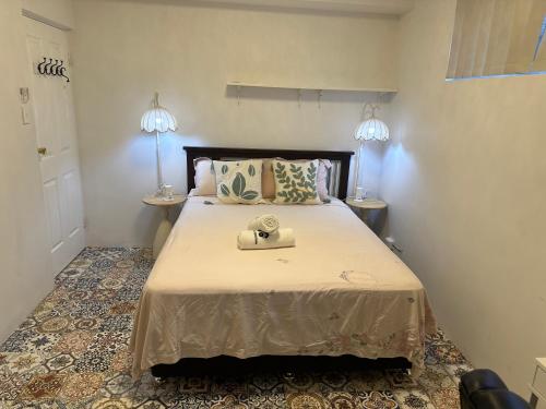 a small bedroom with a bed with two lamps at Mains Rd 3人大房只和一个房间合用卫浴M5 in Brisbane