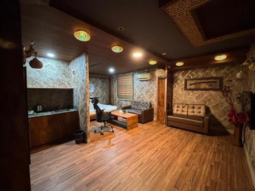 una sala de estar con un sofá y una mesa en KORAMANGALA SUITEs, en Bangalore