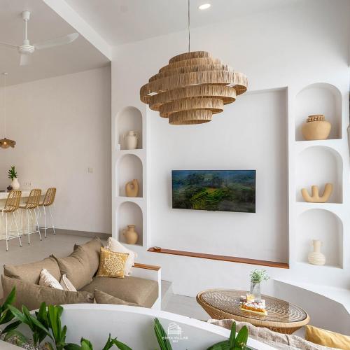 una sala de estar con un sofá y una mesa en EnyaVillas 1, Brand New Boutique Mediterranean, en Uluwatu