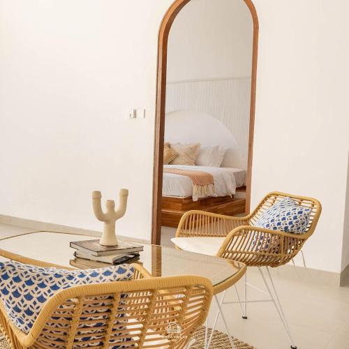 Ein Sitzbereich in der Unterkunft EnyaVillas 1, Brand New Boutique Mediterranean