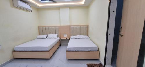 a room with two beds in a hospital room at Sri Srinivasa Lodge in Mārkāpur