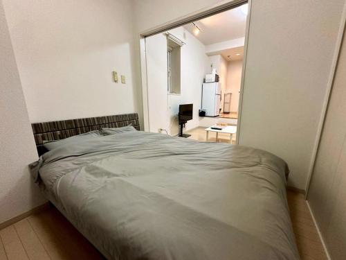 Ένα ή περισσότερα κρεβάτια σε δωμάτιο στο 411札幌駅7分と大通駅徒歩6分で好立地な都心を満喫でき綺麗な部屋で快適が生活が実現