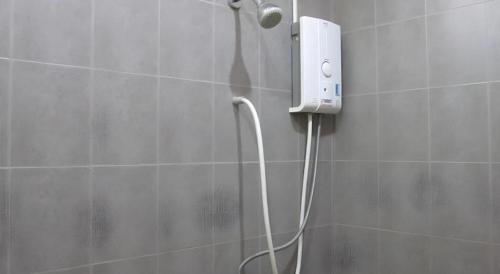 eine Dusche im Bad mit Duschkopf in der Unterkunft The Palm Village in Ban Non Chan