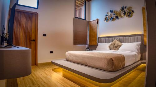 Un pat sau paturi într-o cameră la Ardmard Pool Villa