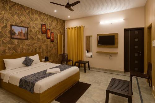 een hotelkamer met een bed en een tv bij Hotel Kasol Heritage in Lucknow
