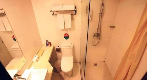 ein Badezimmer mit Dusche, Toilette und Waschbecken in der Unterkunft GreenTree Inn Tianjin Dasi Meijiang Huizhanzhongxin Business Hotel in Tianjin