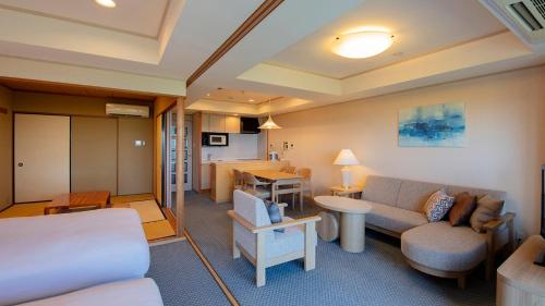 een woonkamer met een bank en een tafel bij Seagaia Forest Condominiums in Miyazaki